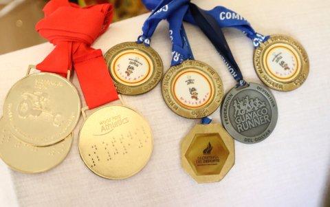 Colección. Kiara atesora muchas medallas, entre esas la del Mundial de Dubái (i) es la más importante.