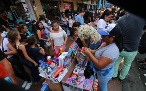 La mayoría de familias usa el pago del bono navideño para la temporada de fiestas en el mes de diciembre.