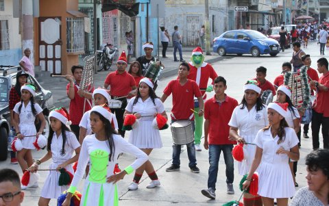 Las bandas de guerra entonaban villancicos con bombos y liras.