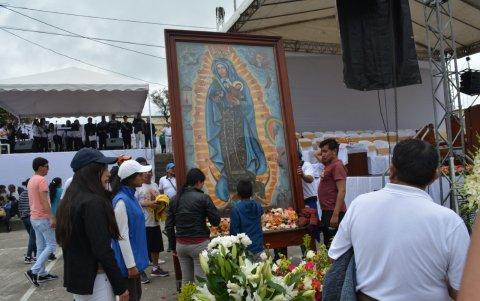 En cada parada que hacían con la imagen de la patrona de Ambato, los fieles pedía sus plegarias con fe.
