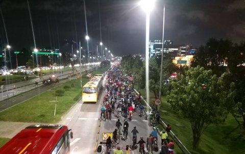La ciclovía en horas de la noche.