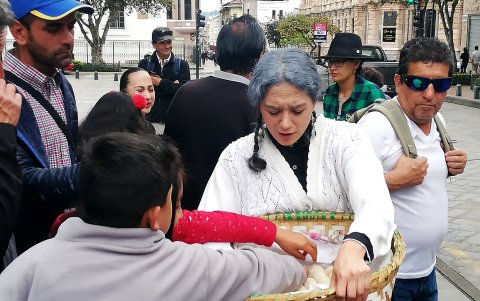 La actriz obsequia bocaditos en el momento de la representación de la obra; los niños son los que más interactúan.