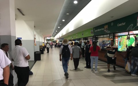 Los enganchadores llaman a los usuarios a comprar boletos.