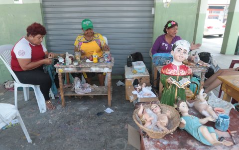 La familia de María Georgina Andrade se dedica a restaurar imágenes religiosas.