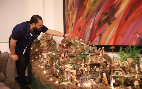 Desde los 8 años arma por su propia cuenta el nacimiento en casa.