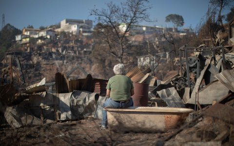 VALPARAÍSO. Un hombre observa desolado el lugar donde quedaba su casa.