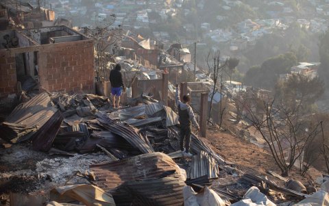 VALPARAÍSO. Esta mañana, diferentes personas se acercaron a los barrios afectados por el fuego.