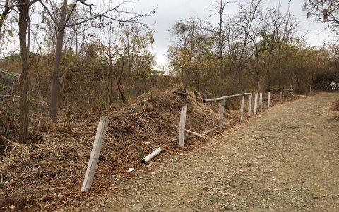 Hay barandales que están destruidos.