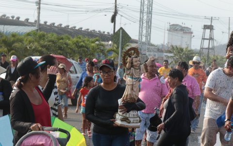 Los bomberos refrescaban a los devotos, del sofocante sol, con chorros de agua.