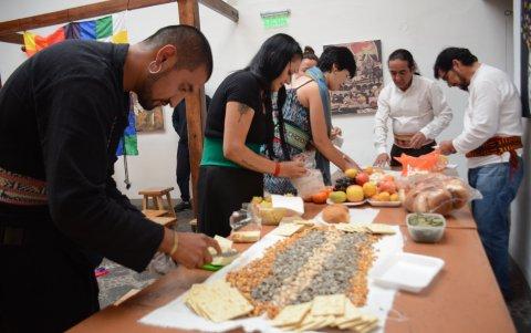 Alimentos. Luego del acto los asistentes compartieron alimentos en la pambamesa.