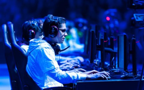 La manera en que se ha diseñado esta herramienta para que puedas ganar dinero con Facebook Gaming es similar a Twitch.