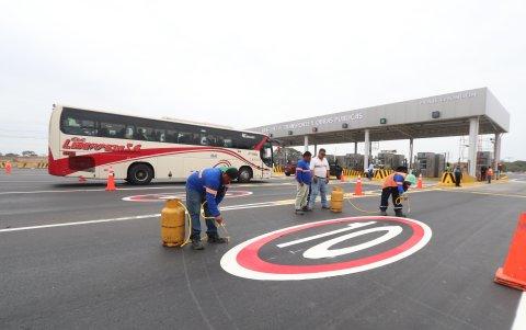 Un bus de transporte de pasajeros de Santa Elena a Guayaquil, en el peaje de Chongón.