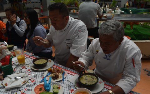 Degustación. Los chefs hacen las observaciones a los platillos que se exhiben en la Ruta Gastronómica.