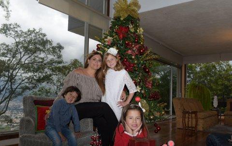 María José Sevilla junto a su familia