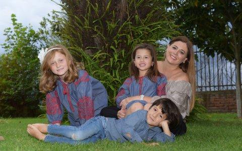 María José Sevilla e hijos: Eva, de 8, y los mellizos Tiago y Bianca, de 5.