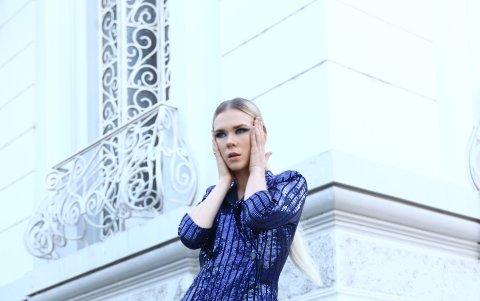 Blazer largo estilo vestido para una fiesta informal.