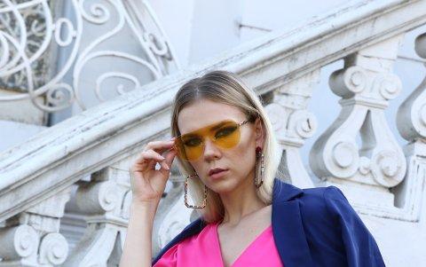 Jumper rosa con blazer azul para el trabajo o brunch.