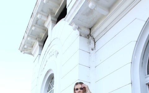 Vestido ceñido al cuerpo para una cena formal.