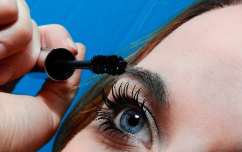 Para lograr la ilusión de unas pestañas más largas, coloque tres capas de rímel.