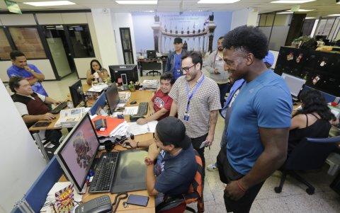El guayaquileño de 34 años recorrió varios departamentos de la redacción.