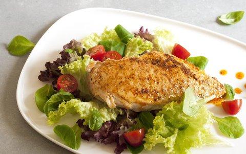 El pollo contiene 213 kilocalorías, 17,9 gramos de proteína y 15,46 gramos de grasa. La pechuga es la parte con menos grasa.