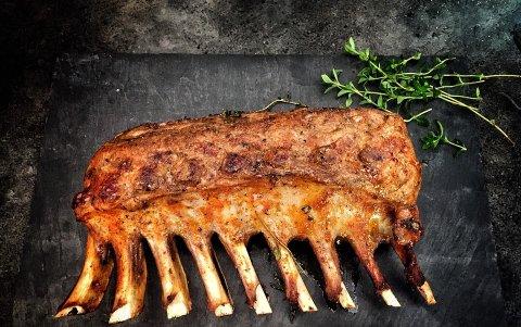 El cordero tiene 266 kilocalorías, 26 gramos de proteína y 17,9 gramos de grasa. El brazo, pierna y lomo son sus partes con menor grasa.