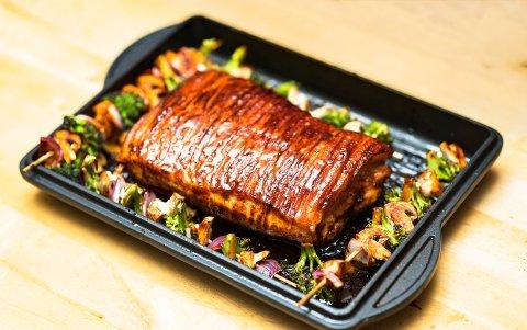 El cerdo cuenta con 209 kilocalorías, 32 gramos de proteína, 8 gramos de grasa. El lomo es su parte baja en grasa.