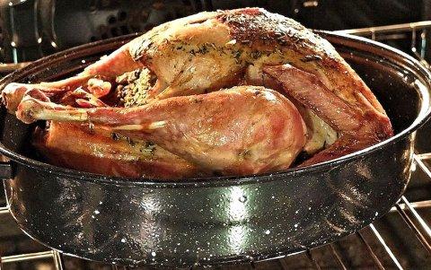 El pavo tiene 174,24 kilocalorías, 27,96 gramos de proteína, 6,86 gramos de grasa. El muslo y la pechuga son sus partes bajas en grasa.