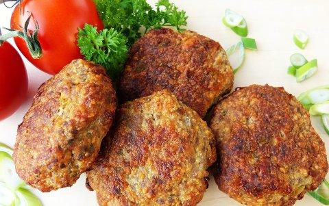 La lenteja contiene 165 kilocalorías, 8,39 gramos de proteínas y 6,7 gramos de grasa.