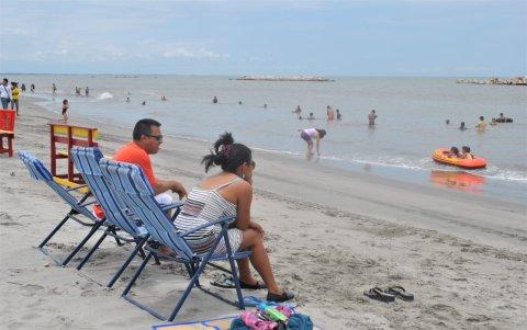 Turistas comenzaron a llegar a las amplias playas de la isla del sur del Ecuador.