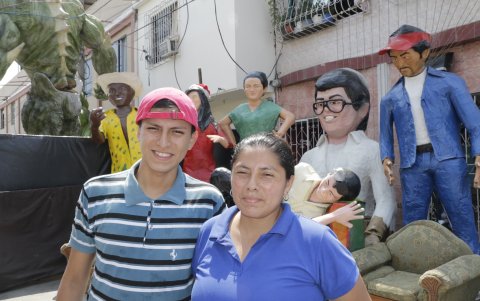 Victoria Panchana y su hijo Carlos Zapata exponen a los personajes de la recordada serie televisiva 'Mis adorables entenados.