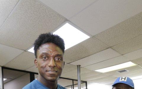 La Tuka recibió un obsequio de uno de los ilustradores de Granasa.