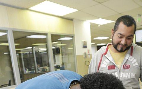 El atacante ecuatoriano firmó autógrafos en su recorrido en la redacción.