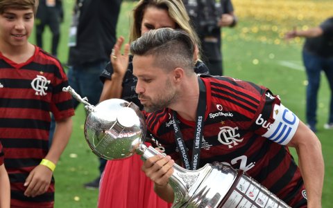 El brasileño Diego besa la Copa Libertadores.