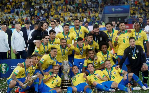 Los brasileño festejan el título.