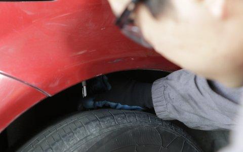 Usuarios acuden a la revisión con llantas sin labrado.