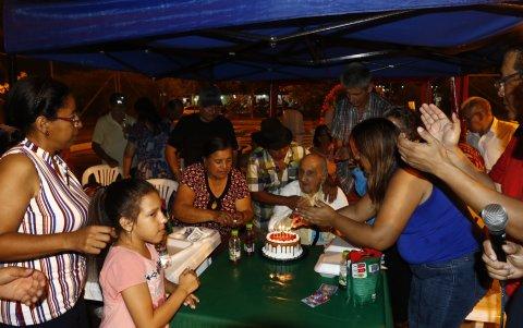 Egberto Rojas cumplió 107 años. Durante el encuentro, le festejaron el cumpleaños.