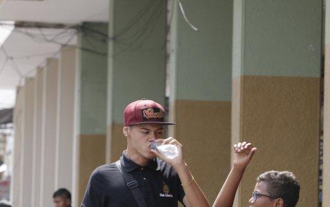 Sed y calor son los componentes característicos de cualquier día de sol en Guayaquil. La humedad empeora el escenario.