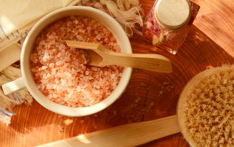 Hágase un baño o exfoliación con mucha sal.