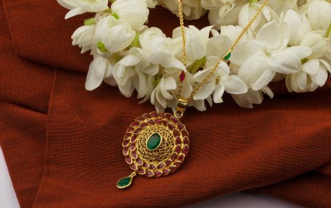 Use joyas con amatista, zafiro azul o esmeralda.