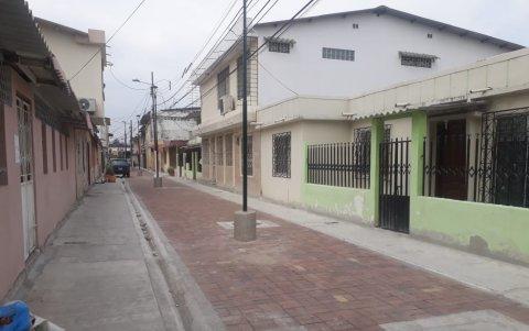 Diseño de peatonal en una de las ciudadelas del norte de Guayaquil. Otros planes habitacionales del Municipio tienen el mismo modelo de infraestructura, sin árboles.