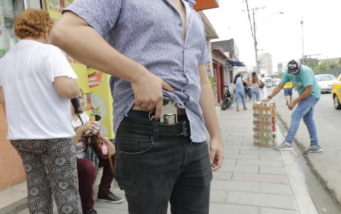 La inseguridad ciudada resucita el debate sobre si debería volverse a permitir el porte de armas a ciudadanos y guardias privados.
PERIODISTA : KARLA LOPEZ
FECHA : 16/08/2019
Agencia (ag-extra)