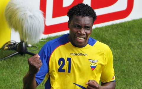 Mundialista. El exdelantero vistió la camiseta de la selección ecuatoriana en dos mundiales: Japón-Corea 2002 y Alemania 2006.