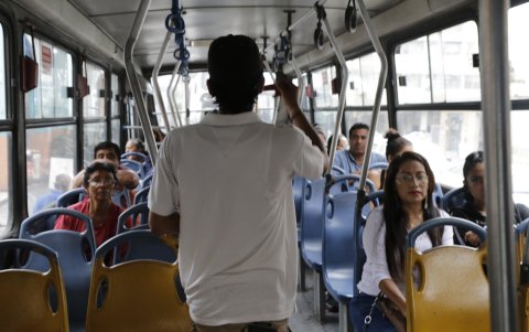 En la ciudad, preocupan también los robos que se dan en los buses. Este año, algunos asaltos quedaron registrados.


PERIODISTA : KARLA LOPEZ



FECHA :12 /12/2019 



Agencia (ag-extra)