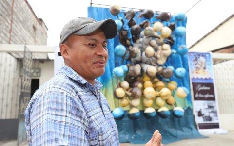 La versión de 'Galatea de las esferas' de José Salas mide 4,80 metros. Junto a su creación ha colocado una reseña sobre el autor y la obra.