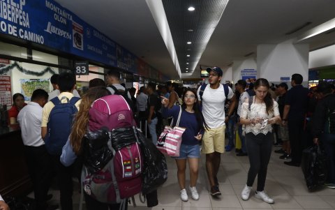 A la terminal terrestre llegaron muchas personas para recibir el año en familia.