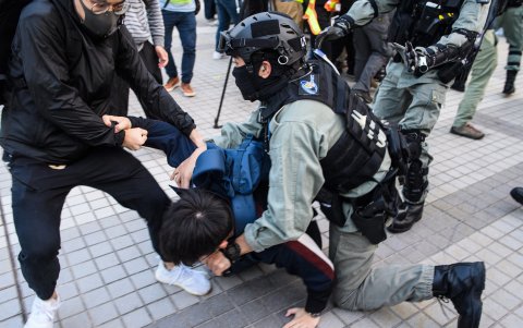 La Policía detiene a un hombre durante la protestas del 22 de diciembre