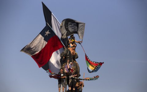 Manifestantes ondean banderas durante la protesta del 27 de diciembre