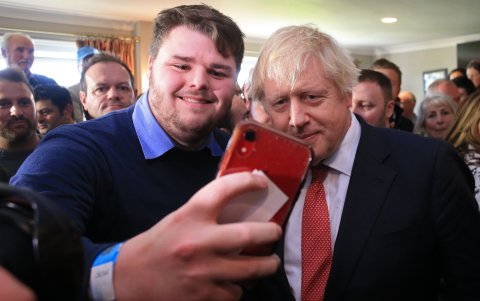 El primer ministro británico, Boris Johnson, se toma una selfie con un seguidor durante una visita al condado de Durham, en diciembre pasado.