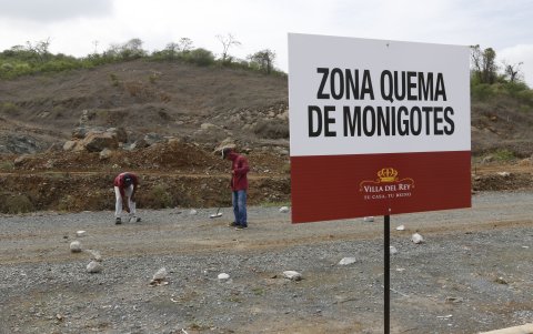 El año pasado, la urbanización Villa del Rey en la avenida León Febres Cordero destinó espacios para quemar los muñecos.